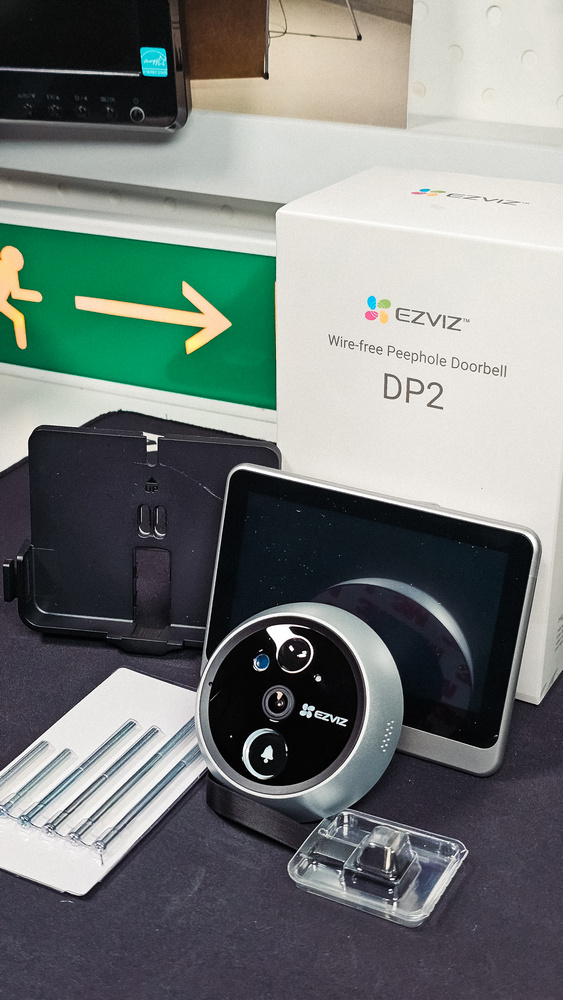 Ezviz DP2 - камера - домофон в дверной глазок с сенсорным экраном